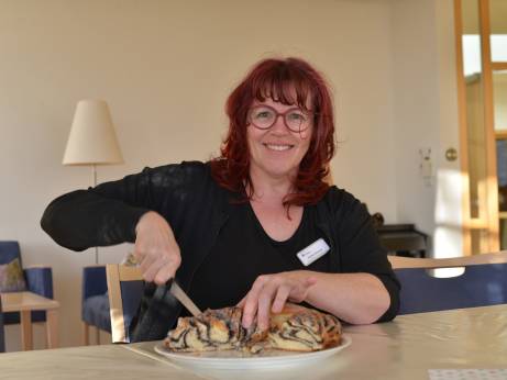 HospizbegleiterInnen im stationären Hospiz unterstützen zu festen Zeiten, zum Beispiel am Empfang oder in der Küche. Daraus ergeben sich Begleitung von Gästen.