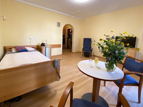 Die acht barrierefreien Zimmer verfügen über komfortable Pflegebetten, Sitzmöglichkeiten, eigene Bäder, Fernsehen und WLAN.