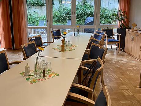 Sie können Ihre Mahlzeiten im gemeinsam genutzten Essbereich zu sich nehmen und haben von dort einem wunderschönen Blick über Bensheim.