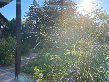 Den Hospizgarten mit rollstuhlgerechten Wegen genießen Gäste und Angehörige die Natur und die umgebende Landschaft.