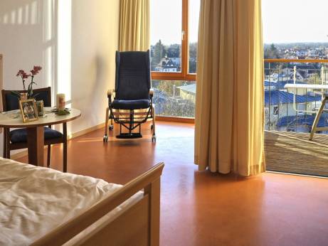 Die zehn barrierefreien Zimmer verfügen über komfortable Pflegebetten, Sitzmöglichkeiten, eigene Bäder, Fernsehen und WLAN.