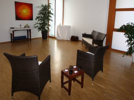 Der Raum der Stille ist Rückzugsraum und Ort für Meditation und Andacht. Hier können Gedenkfeiern und Trauergespräche stattfinden.